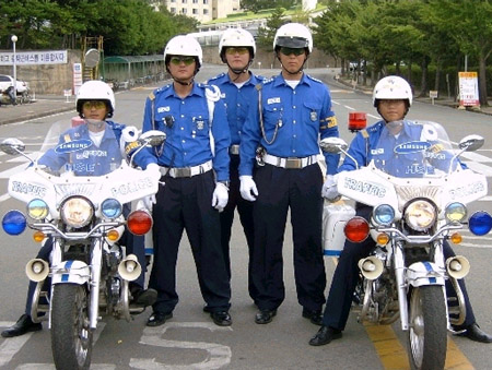 삼성조선소에서 운영중인 사내 교통안전요원. 교통경찰 모습 그대로다. 